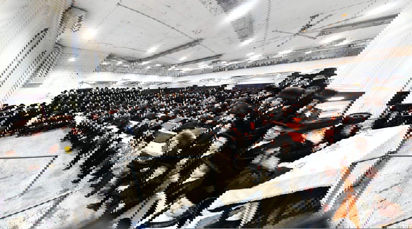 הגבאי הוותיק תופף עם תוף - החסידים צהלו בשמחת רבם