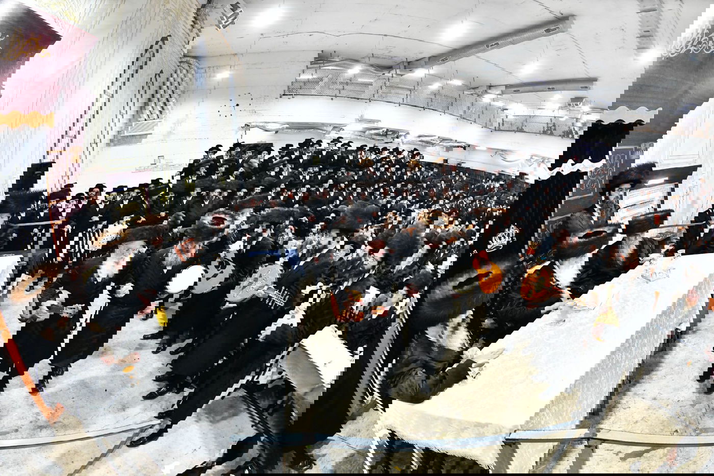 הגבאי הוותיק תופף עם תוף - החסידים צהלו בשמחת רבם