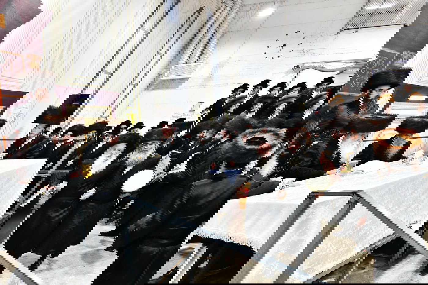 הגבאי הוותיק תופף עם תוף - החסידים צהלו בשמחת רבם