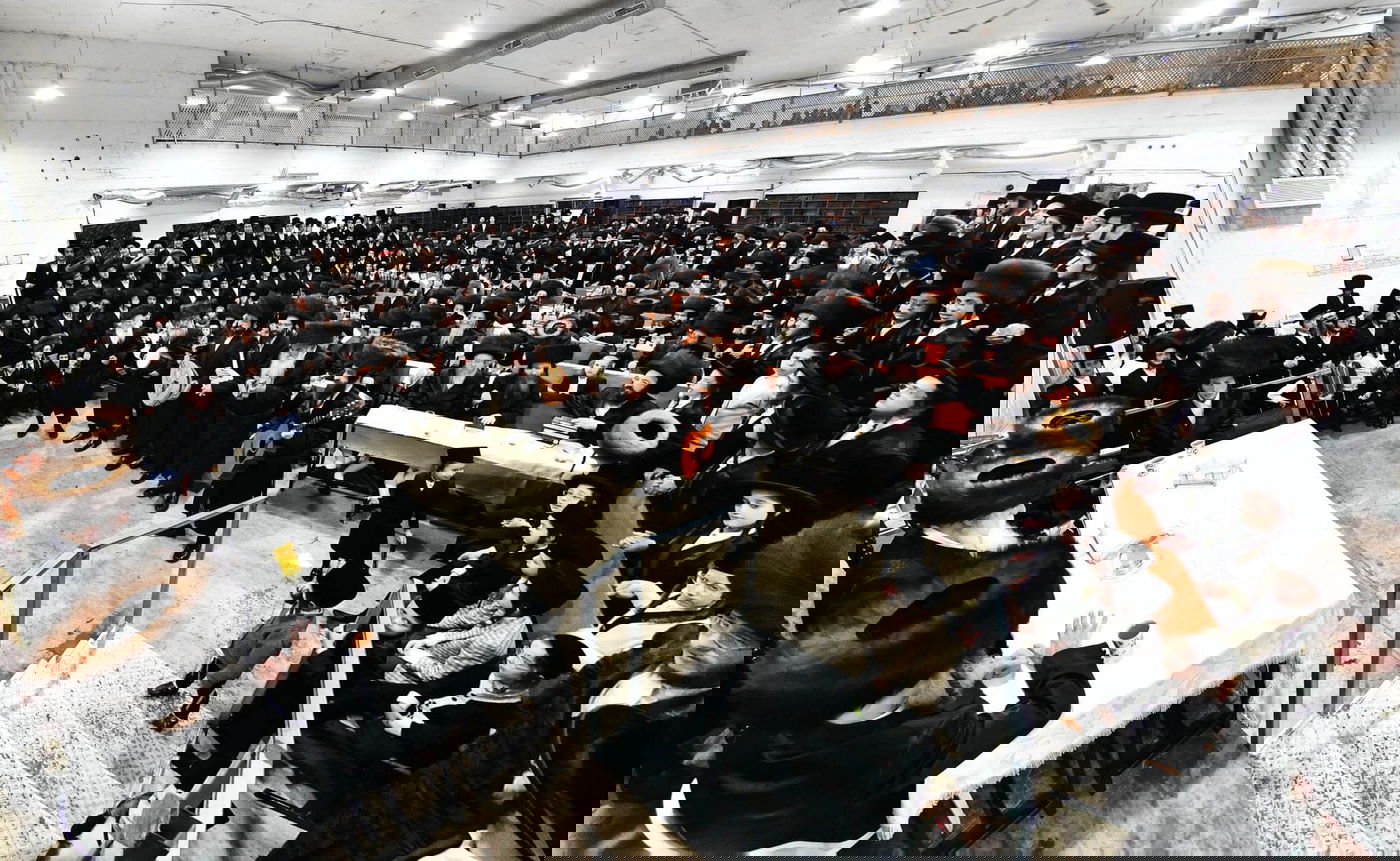 הגבאי הוותיק תופף עם תוף - החסידים צהלו בשמחת רבם