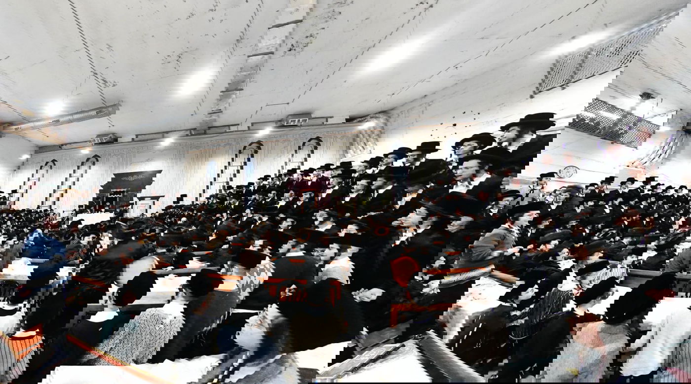 הגבאי הוותיק תופף עם תוף - החסידים צהלו בשמחת רבם