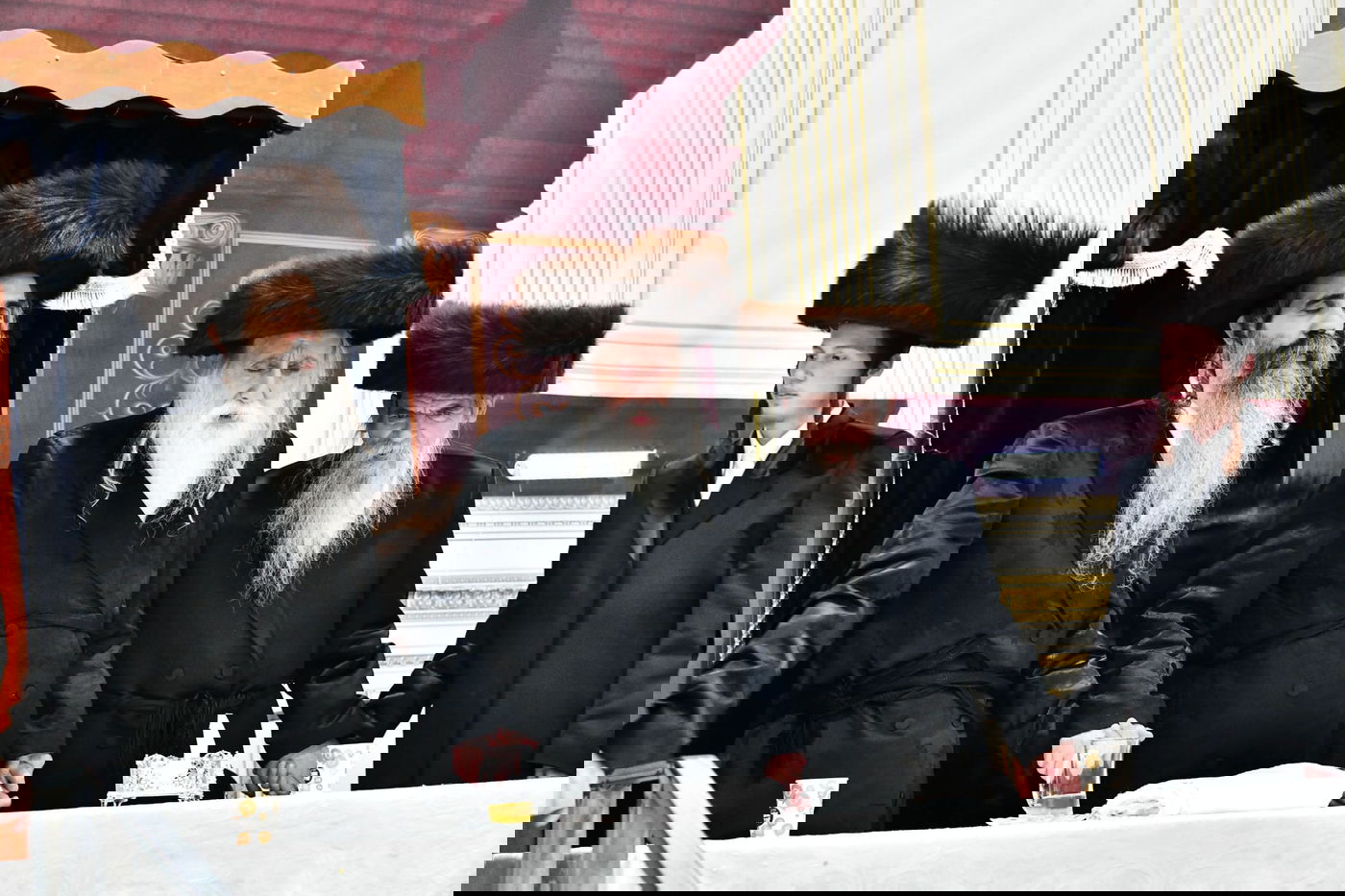 הגבאי הוותיק תופף עם תוף - החסידים צהלו בשמחת רבם