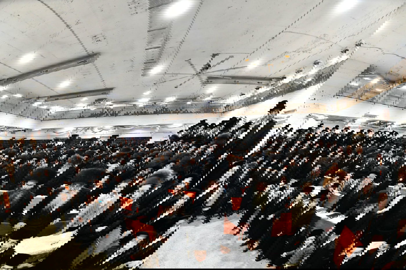 הגבאי הוותיק תופף עם תוף - החסידים צהלו בשמחת רבם