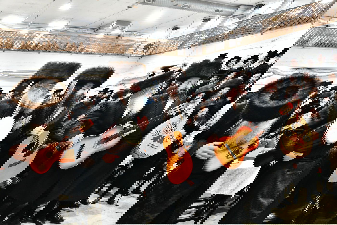 הגבאי הוותיק תופף עם תוף - החסידים צהלו בשמחת רבם