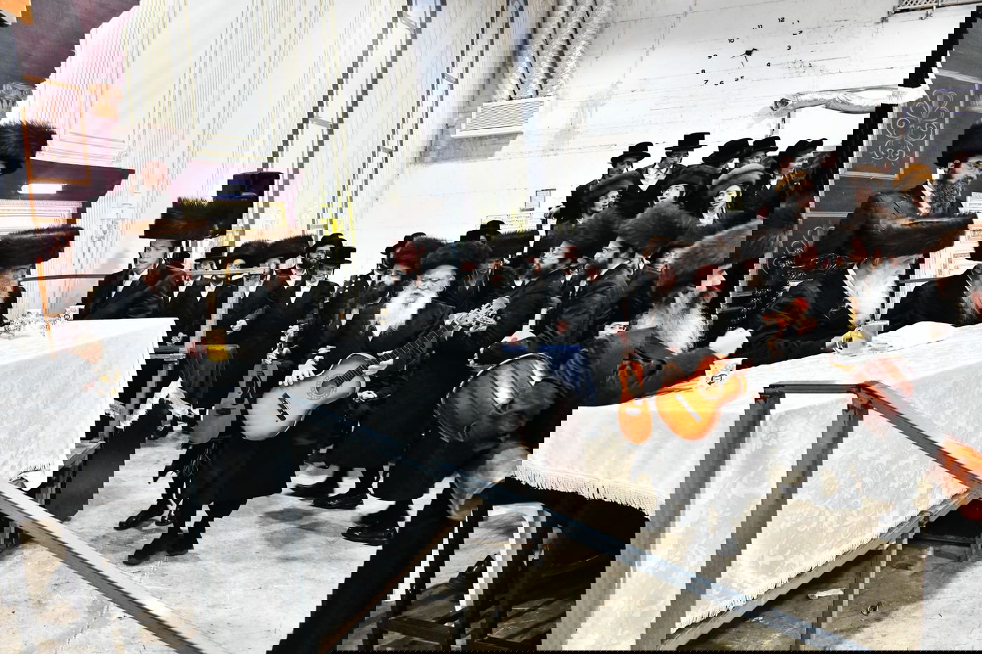 הגבאי הוותיק תופף עם תוף - החסידים צהלו בשמחת רבם