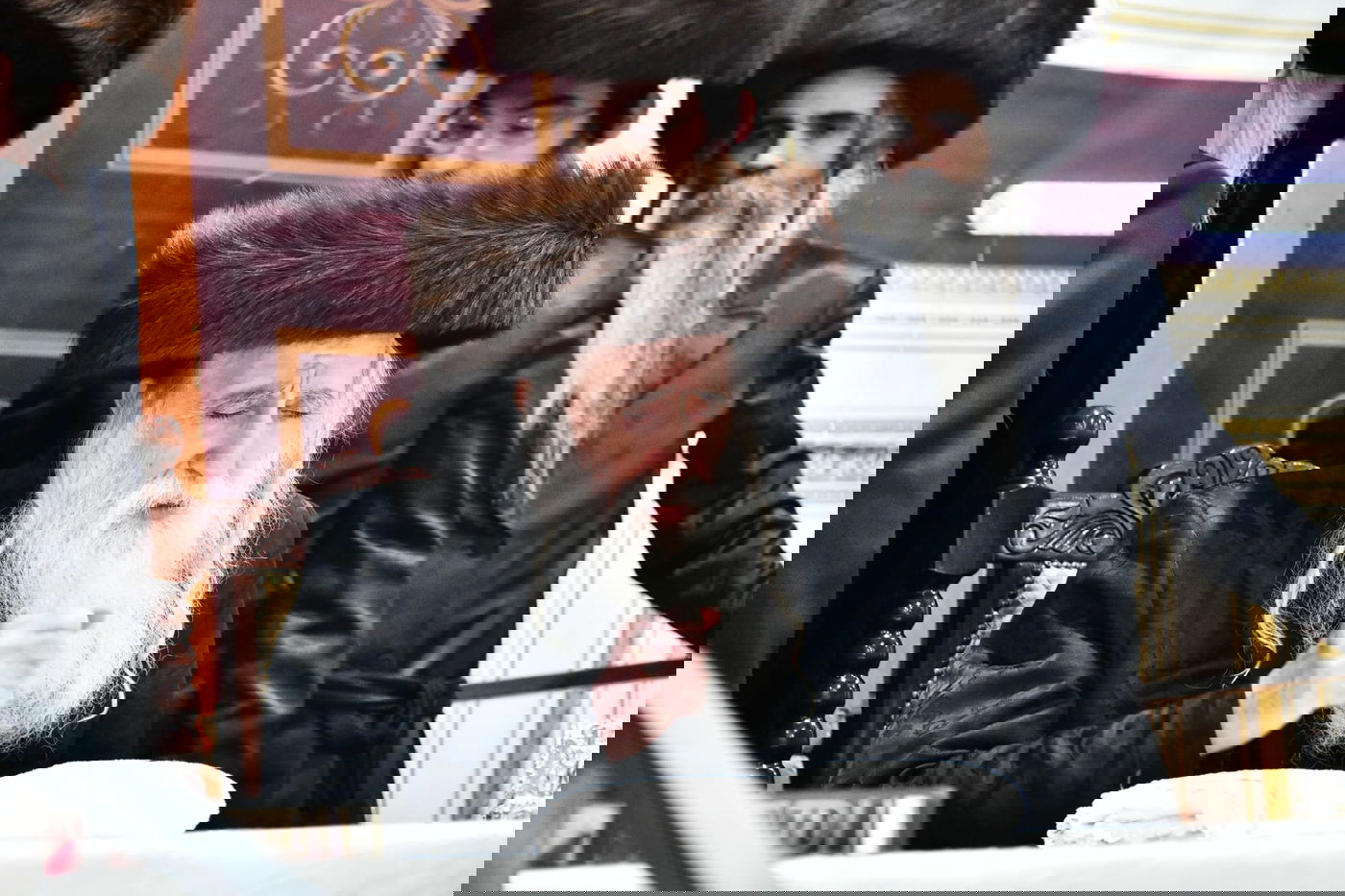 הגבאי הוותיק תופף עם תוף - החסידים צהלו בשמחת רבם