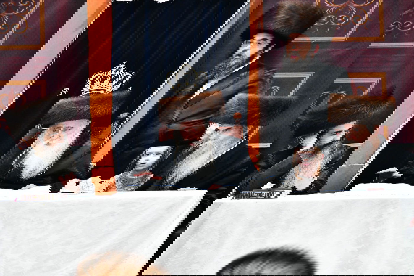 הגבאי הוותיק תופף עם תוף - החסידים צהלו בשמחת רבם