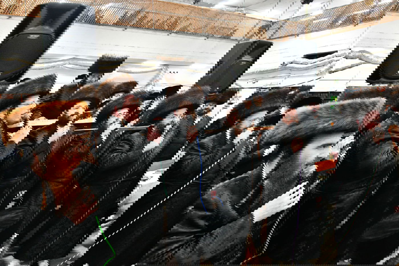 הגבאי הוותיק תופף עם תוף - החסידים צהלו בשמחת רבם