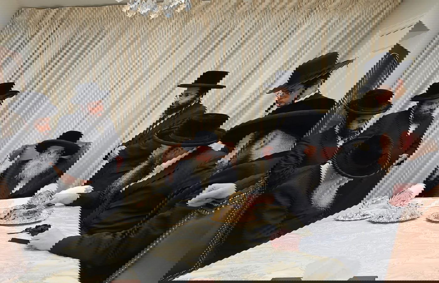 האדמור מתולדות צבי דספינקא בכתיבת אותיות בערב שבת