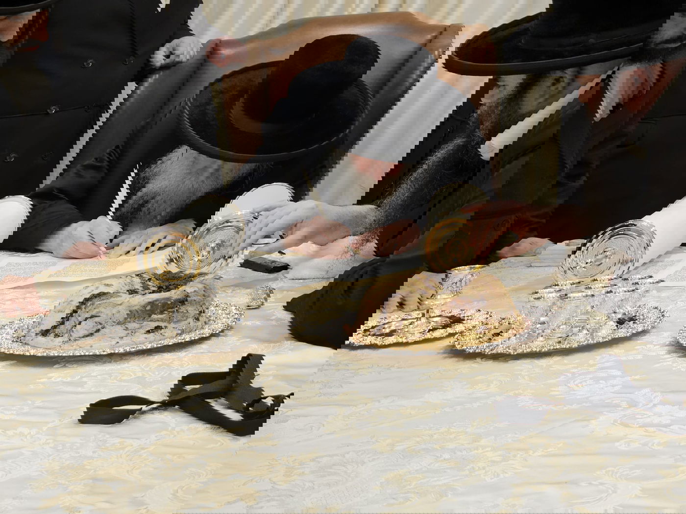 האדמור מתולדות צבי דספינקא בכתיבת אותיות בערב שבת