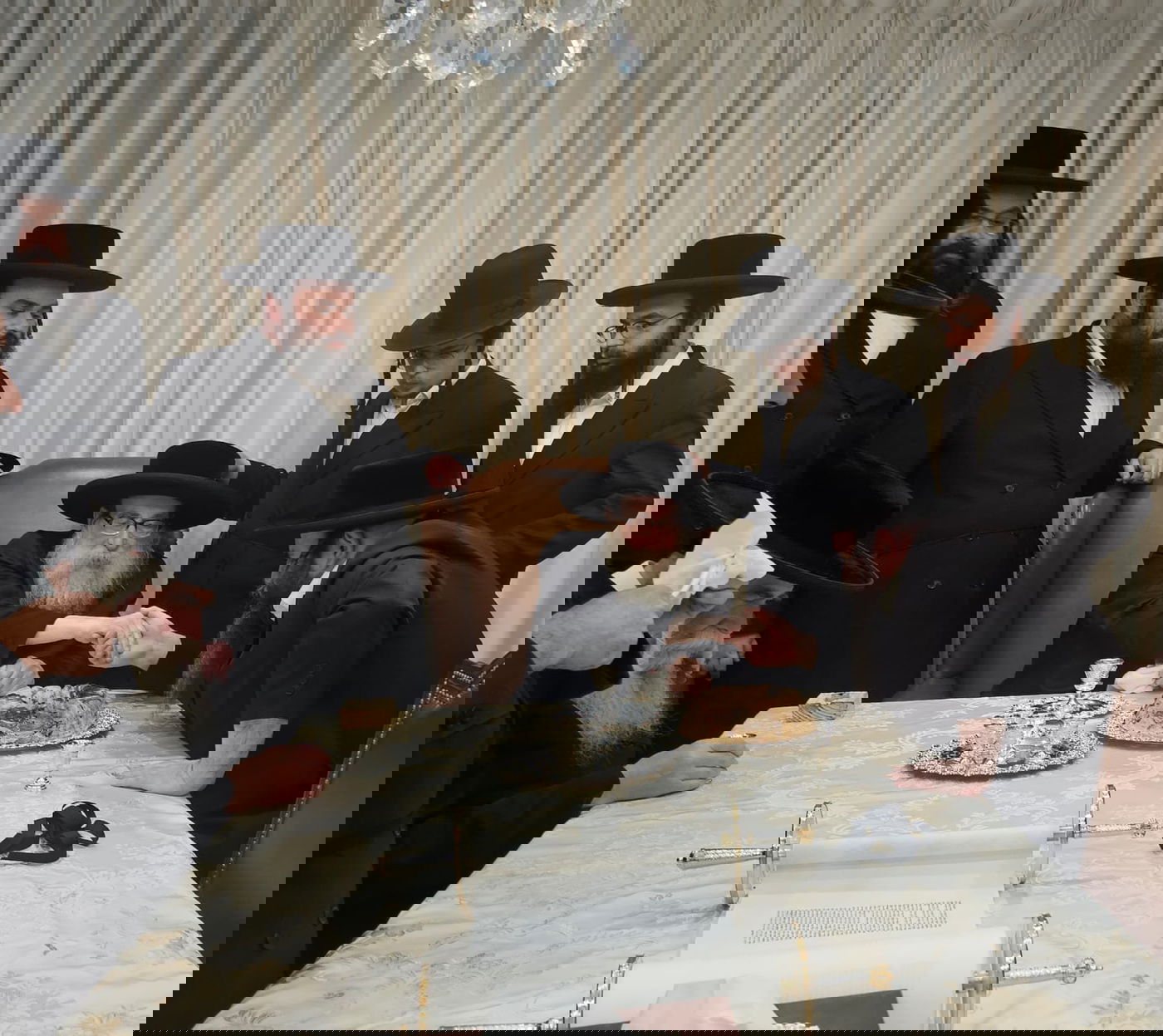 האדמור מתולדות צבי דספינקא בכתיבת אותיות בערב שבת