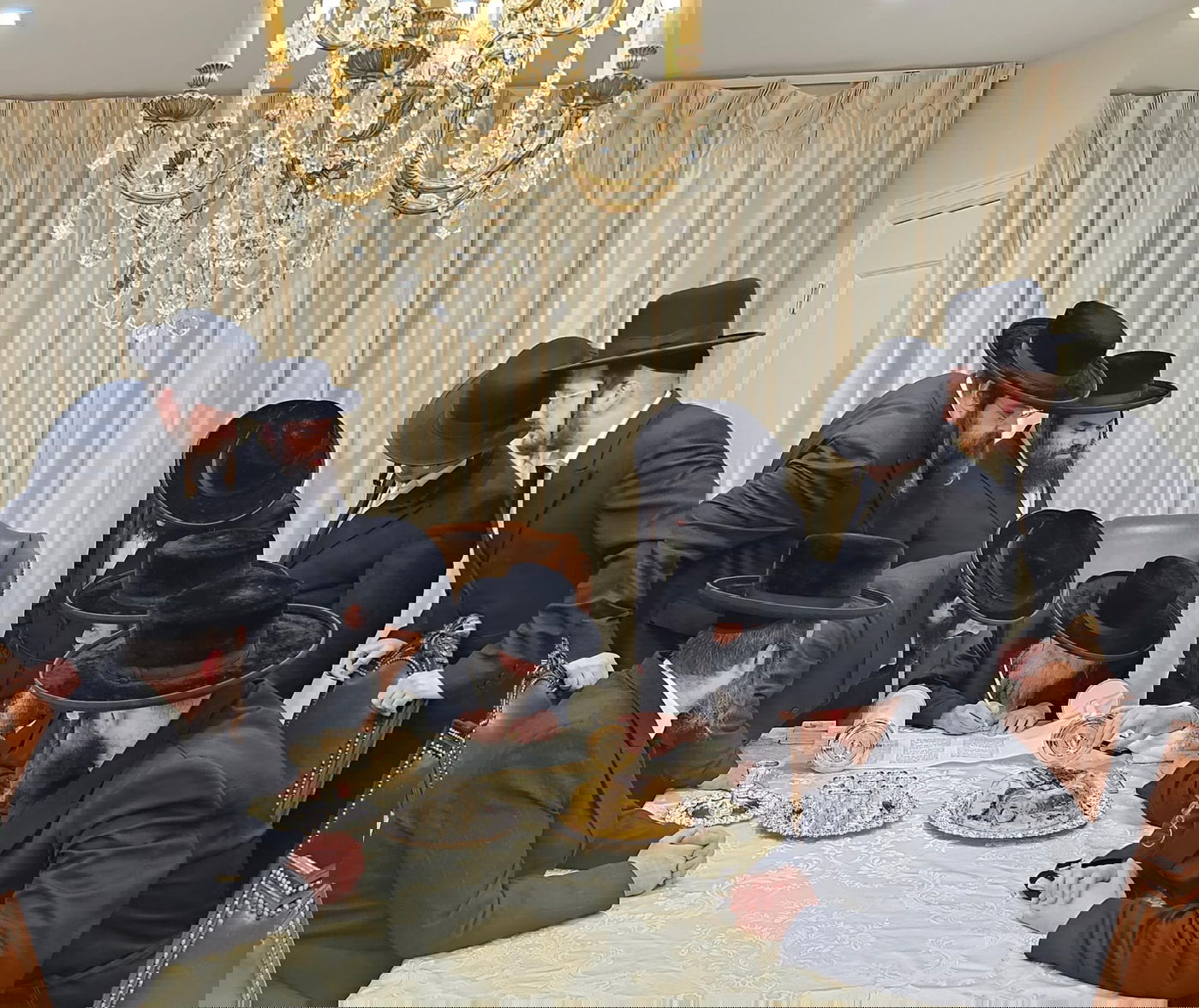 האדמור מתולדות צבי דספינקא בכתיבת אותיות בערב שבת