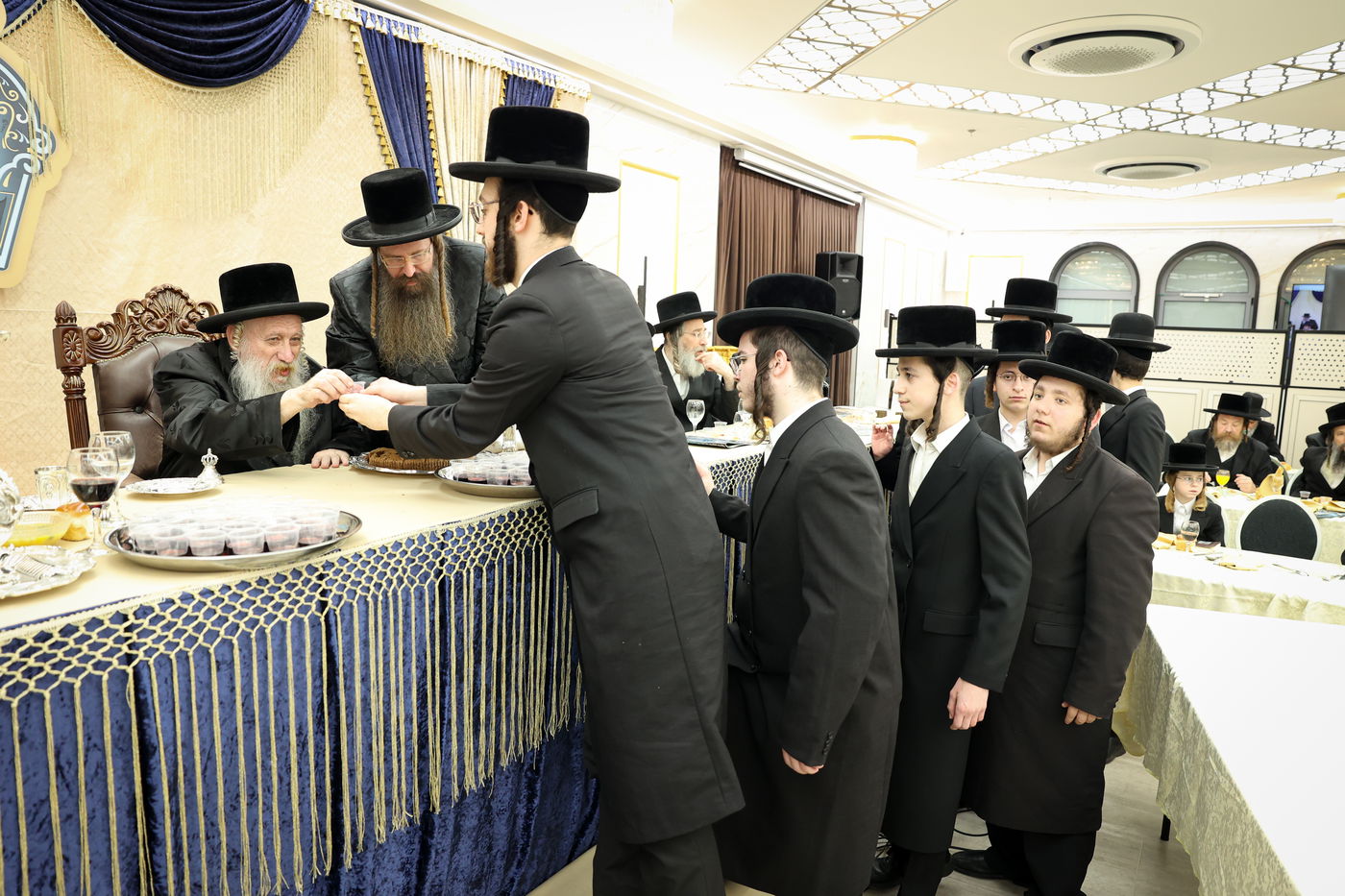 חלוקת התעודות לתלמידי הישיבה לצעירים בטשארנאביל אשדוד