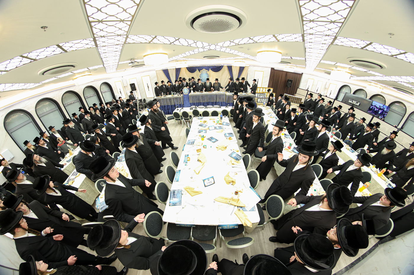 חלוקת התעודות לתלמידי הישיבה לצעירים בטשארנאביל אשדוד