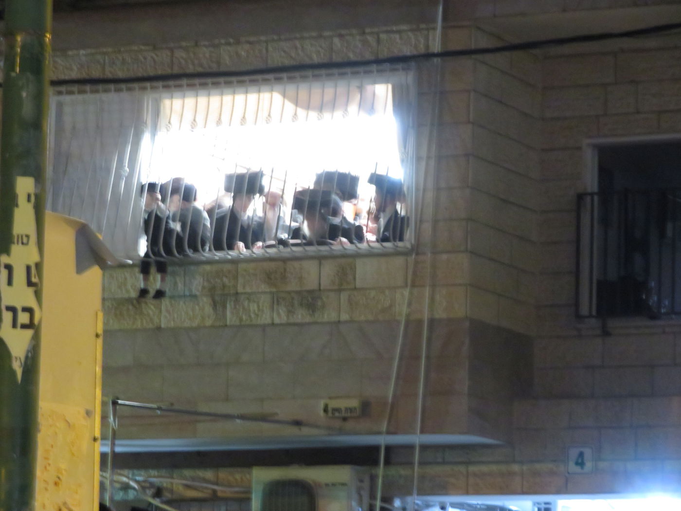 הפארשפיל אחרי האופרוף בהיכל הטישים בויז'ניץ