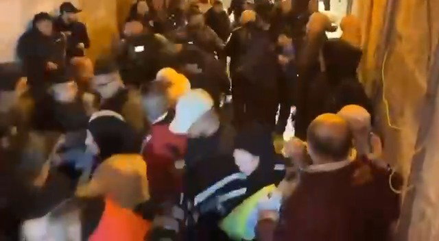 שוטרים מתעמתים עם ערבים מחוץ להר הבית בירושלים