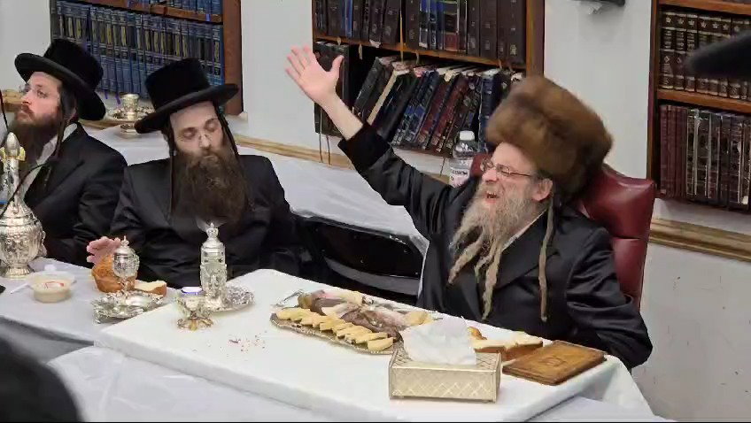 האדמו"ר מקאסוב בדבקות עליונה בעריכת שולחנו הטהור לכבוד ראש חודש אדר א' השנה
