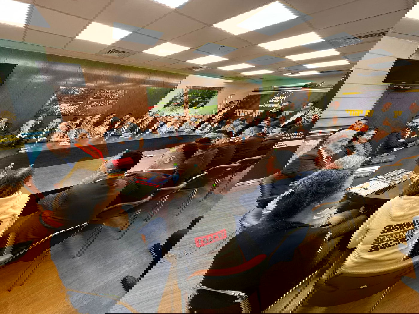 משפחות החטופים עם יו"ר ש"ס אריה דרעי בישיבת סיעת ש"ס בכנסת