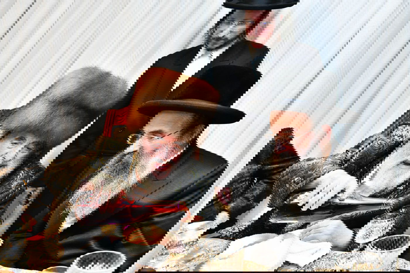 חבוש בקאלפיק: כך ערך האדמו"ר סעודת ראש חודש בבית הנגיד האלעדי