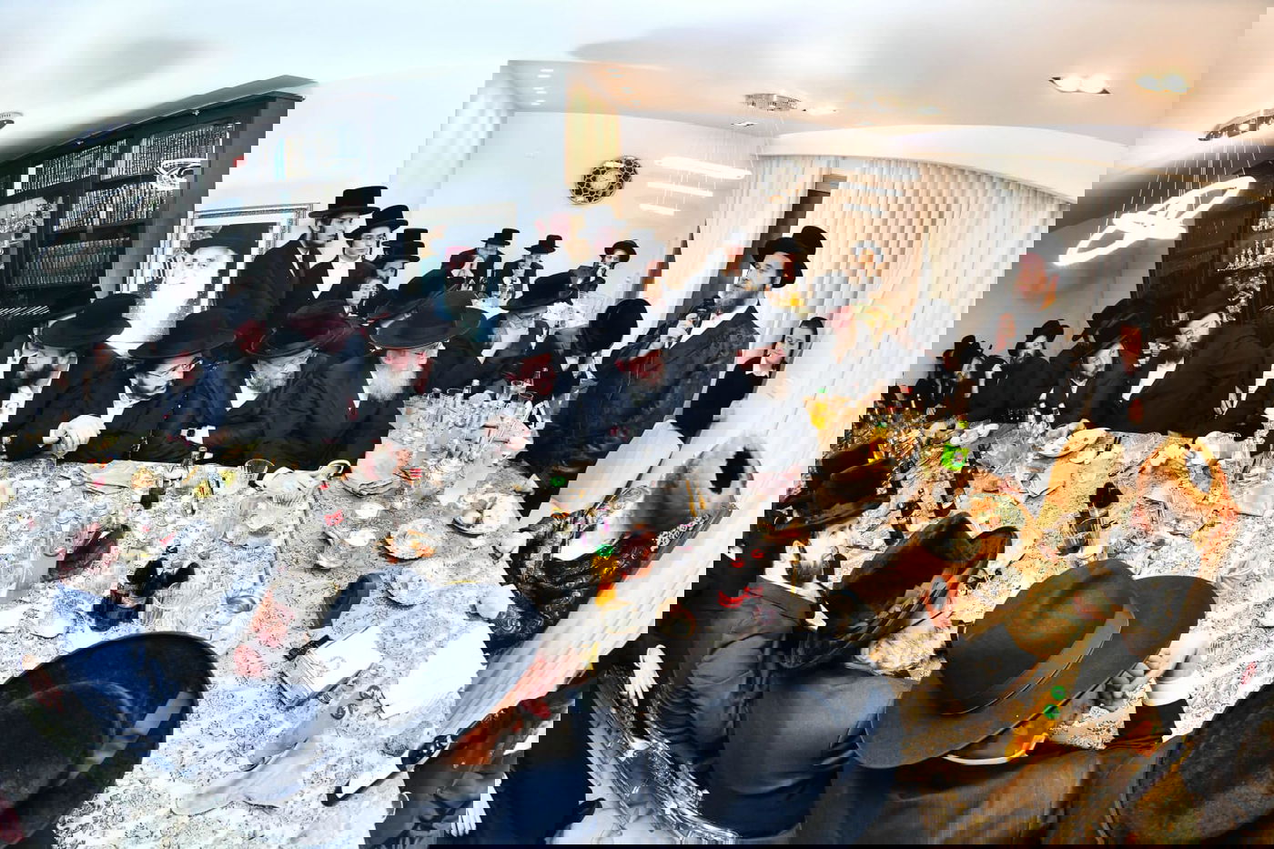 חבוש בקאלפיק: כך ערך האדמו"ר סעודת ראש חודש בבית הנגיד האלעדי