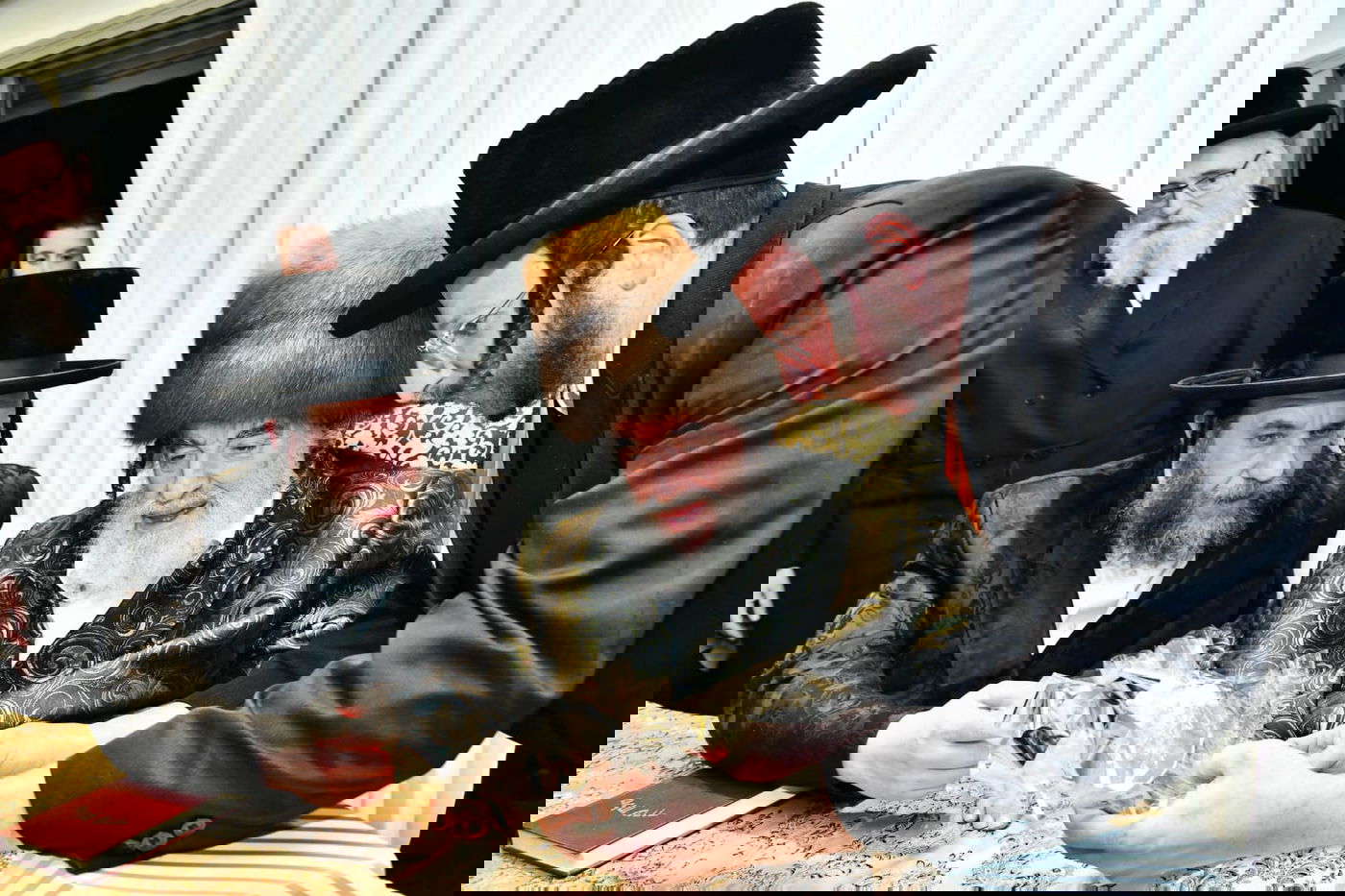 חבוש בקאלפיק: כך ערך האדמו"ר סעודת ראש חודש בבית הנגיד האלעדי