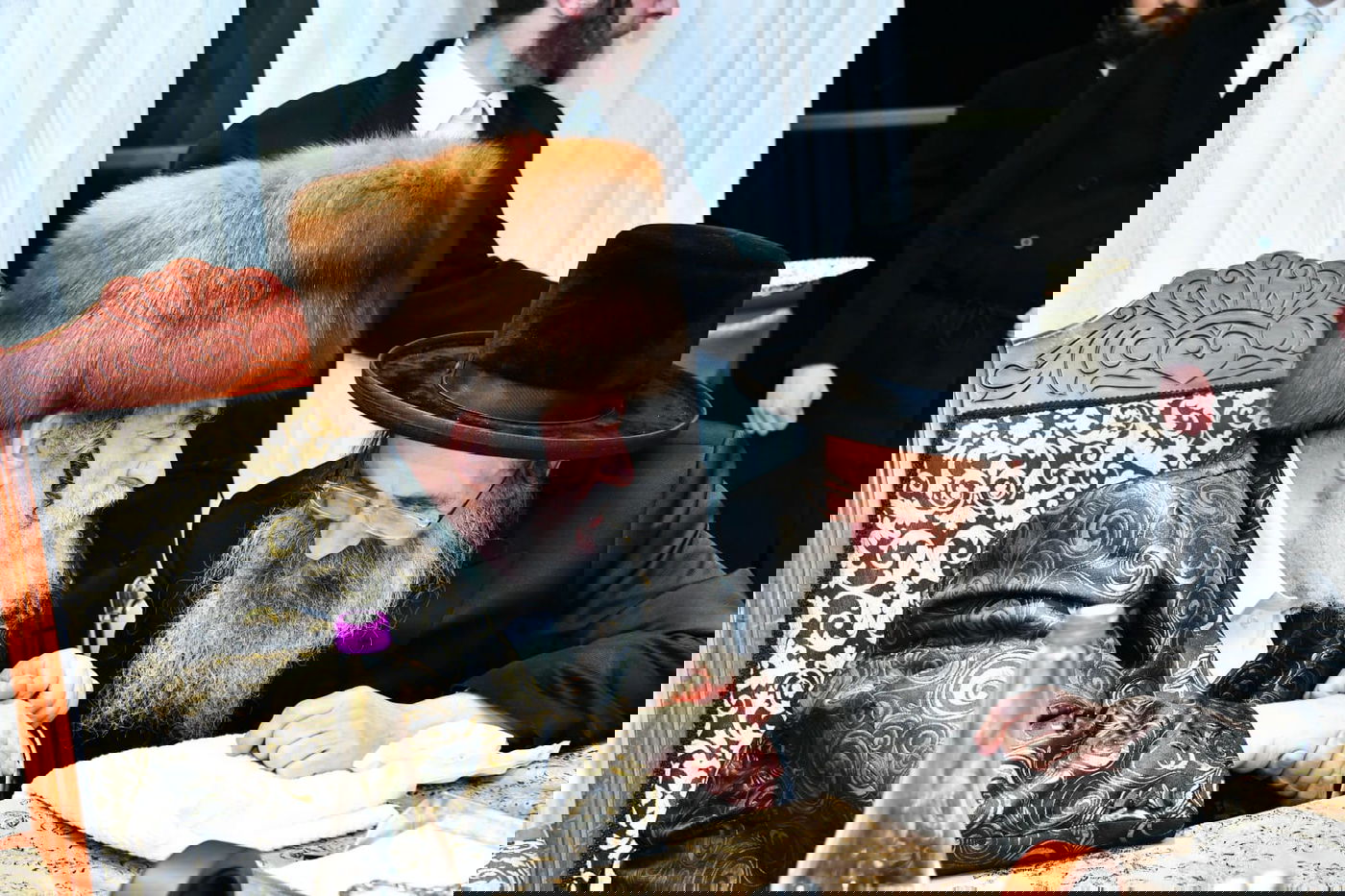 חבוש בקאלפיק: כך ערך האדמו"ר סעודת ראש חודש בבית הנגיד האלעדי