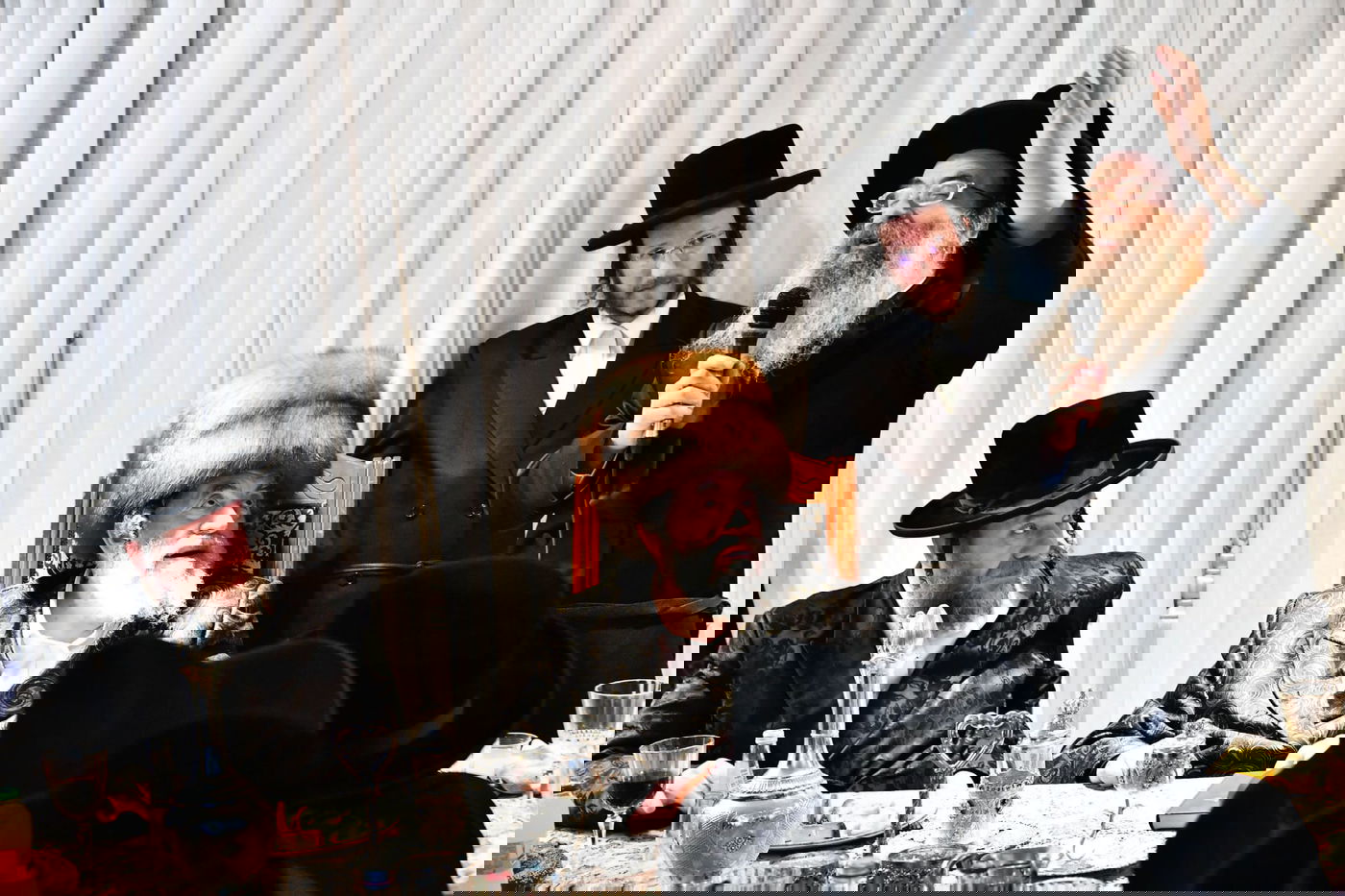 חבוש בקאלפיק: כך ערך האדמו"ר סעודת ראש חודש בבית הנגיד האלעדי