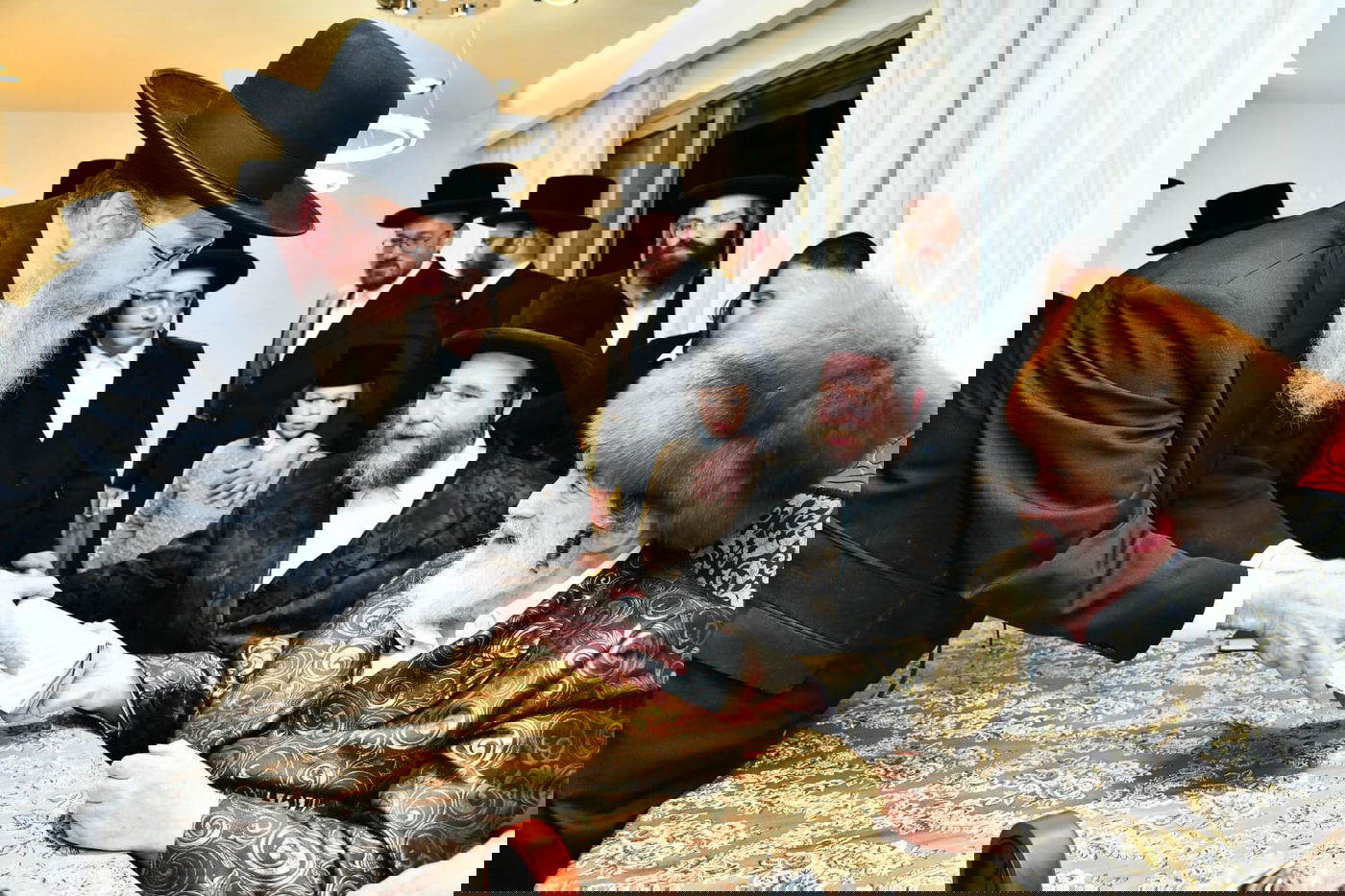 חבוש בקאלפיק: כך ערך האדמו"ר סעודת ראש חודש בבית הנגיד האלעדי