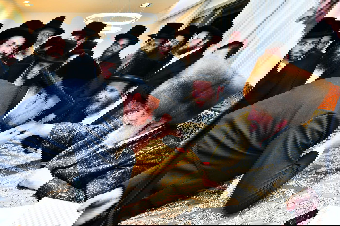 חבוש בקאלפיק: כך ערך האדמו"ר סעודת ראש חודש בבית הנגיד האלעדי