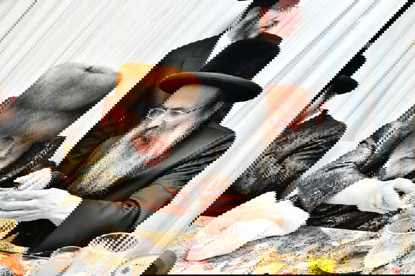 חבוש בקאלפיק: כך ערך האדמו"ר סעודת ראש חודש בבית הנגיד האלעדי