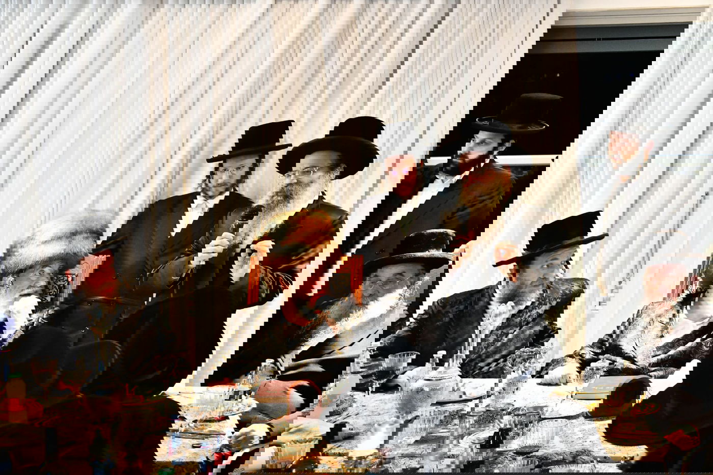 חבוש בקאלפיק: כך ערך האדמו"ר סעודת ראש חודש בבית הנגיד האלעדי