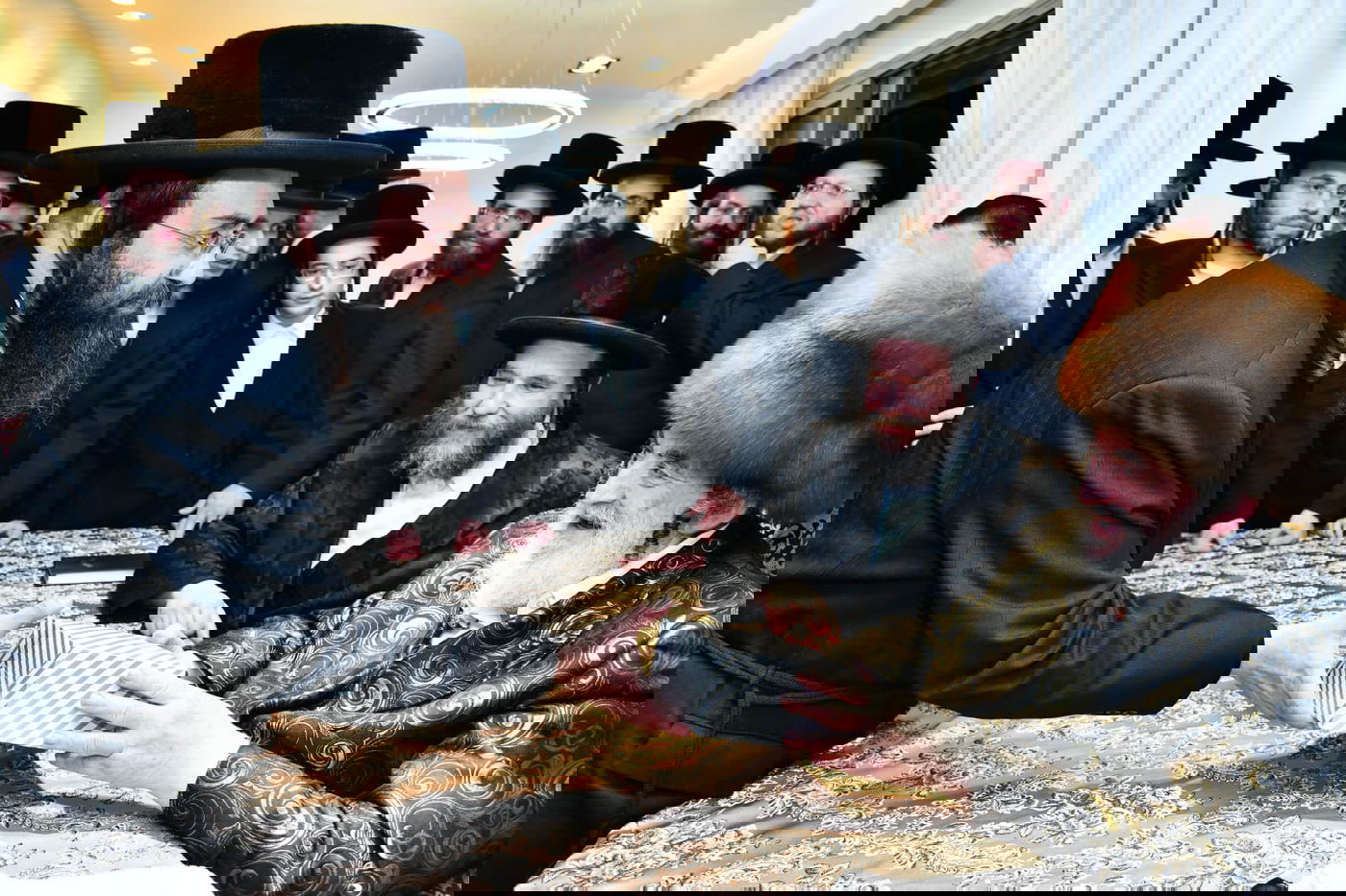 חבוש בקאלפיק: כך ערך האדמו"ר סעודת ראש חודש בבית הנגיד האלעדי