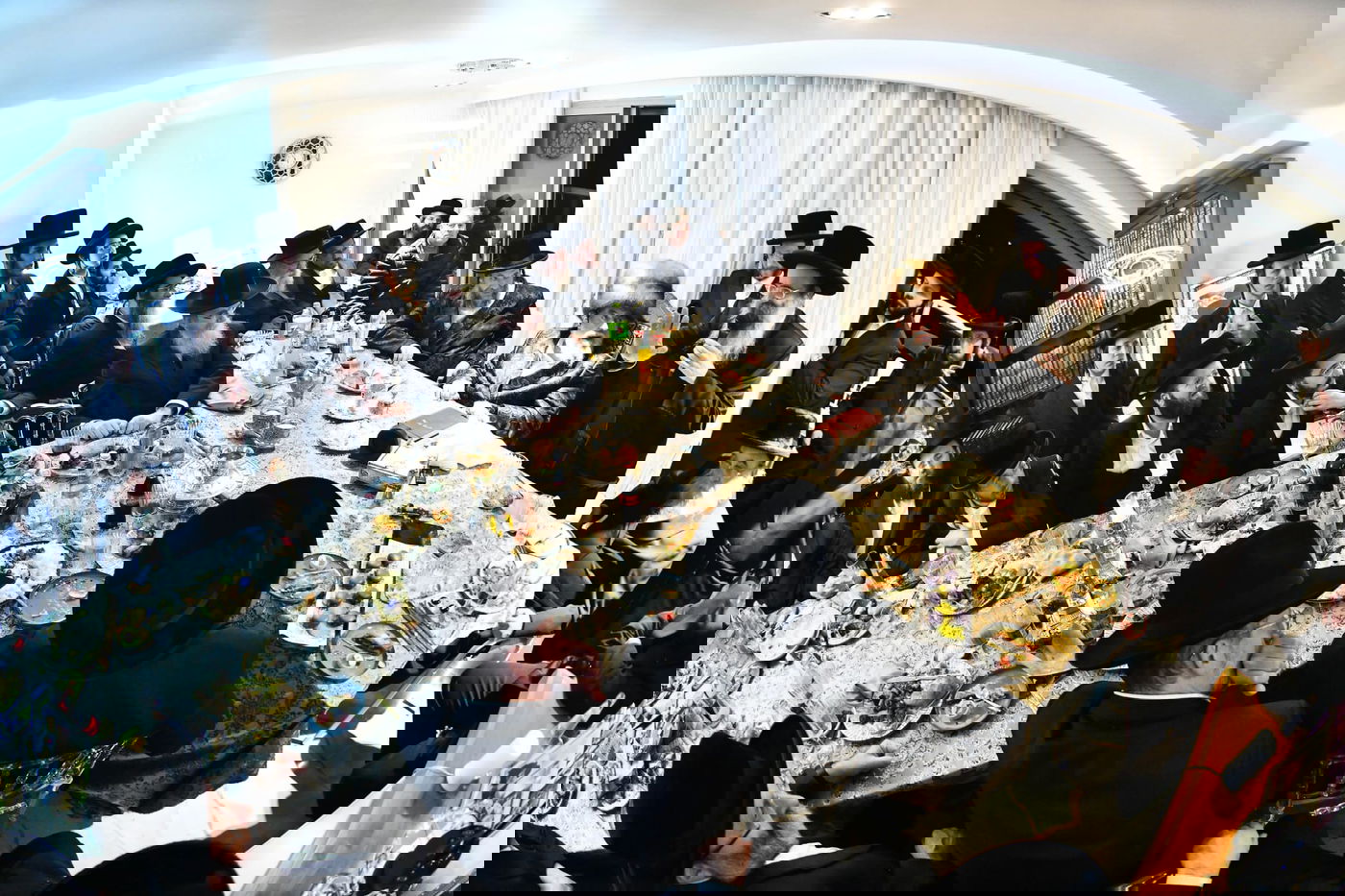 חבוש בקאלפיק: כך ערך האדמו"ר סעודת ראש חודש בבית הנגיד האלעדי