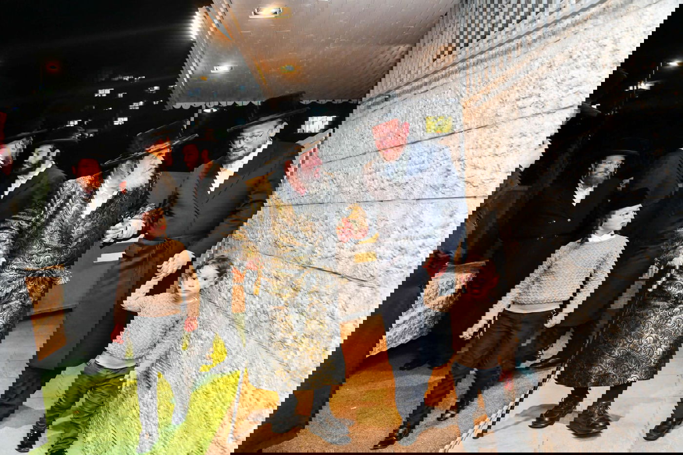 חבוש בקאלפיק: כך ערך האדמו"ר סעודת ראש חודש בבית הנגיד האלעדי