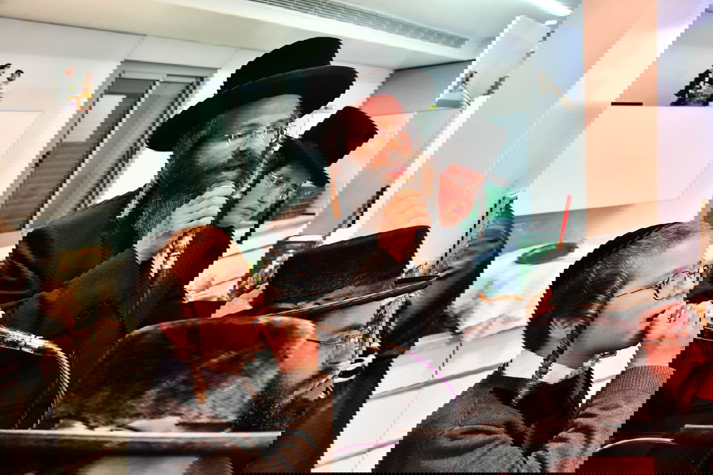 חבוש בקאלפיק: כך ערך האדמו"ר סעודת ראש חודש בבית הנגיד האלעדי