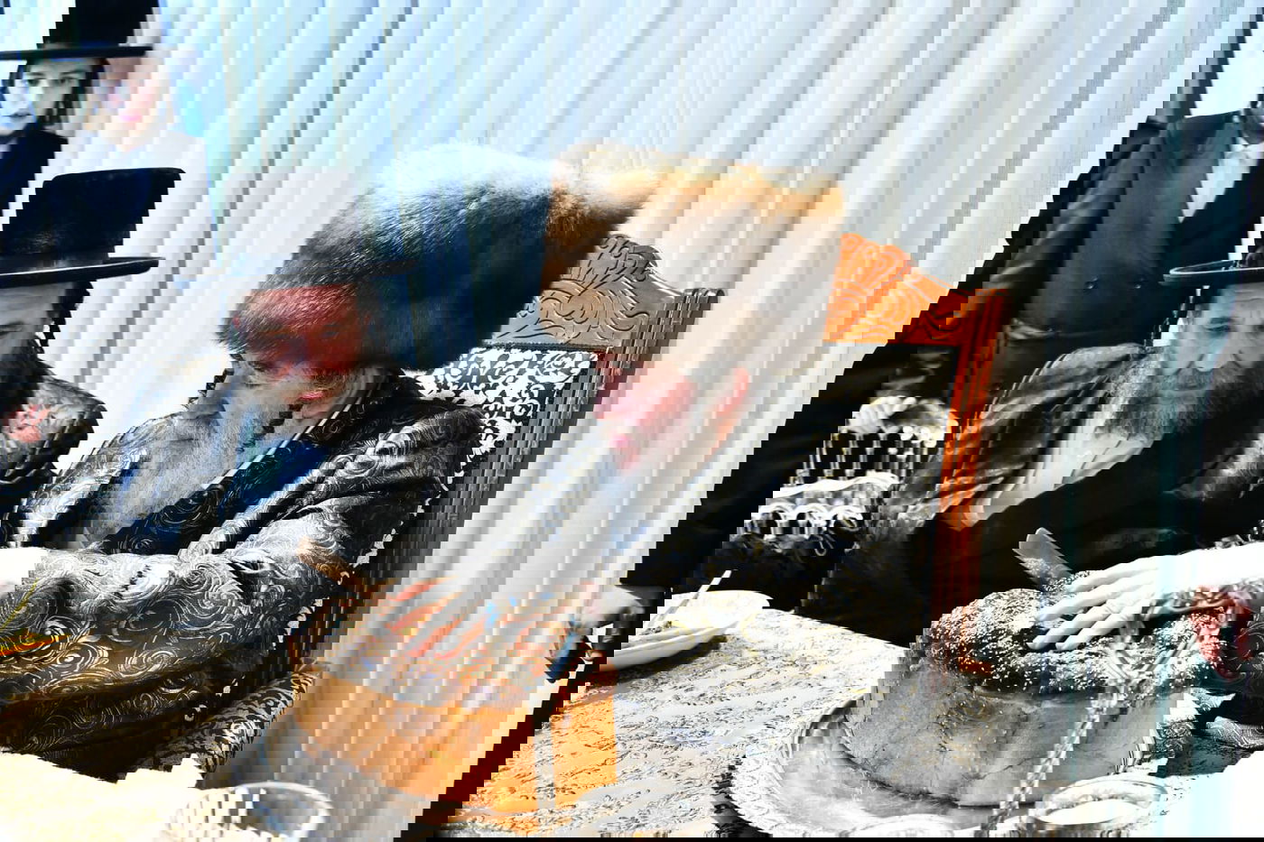 חבוש בקאלפיק: כך ערך האדמו"ר סעודת ראש חודש בבית הנגיד האלעדי