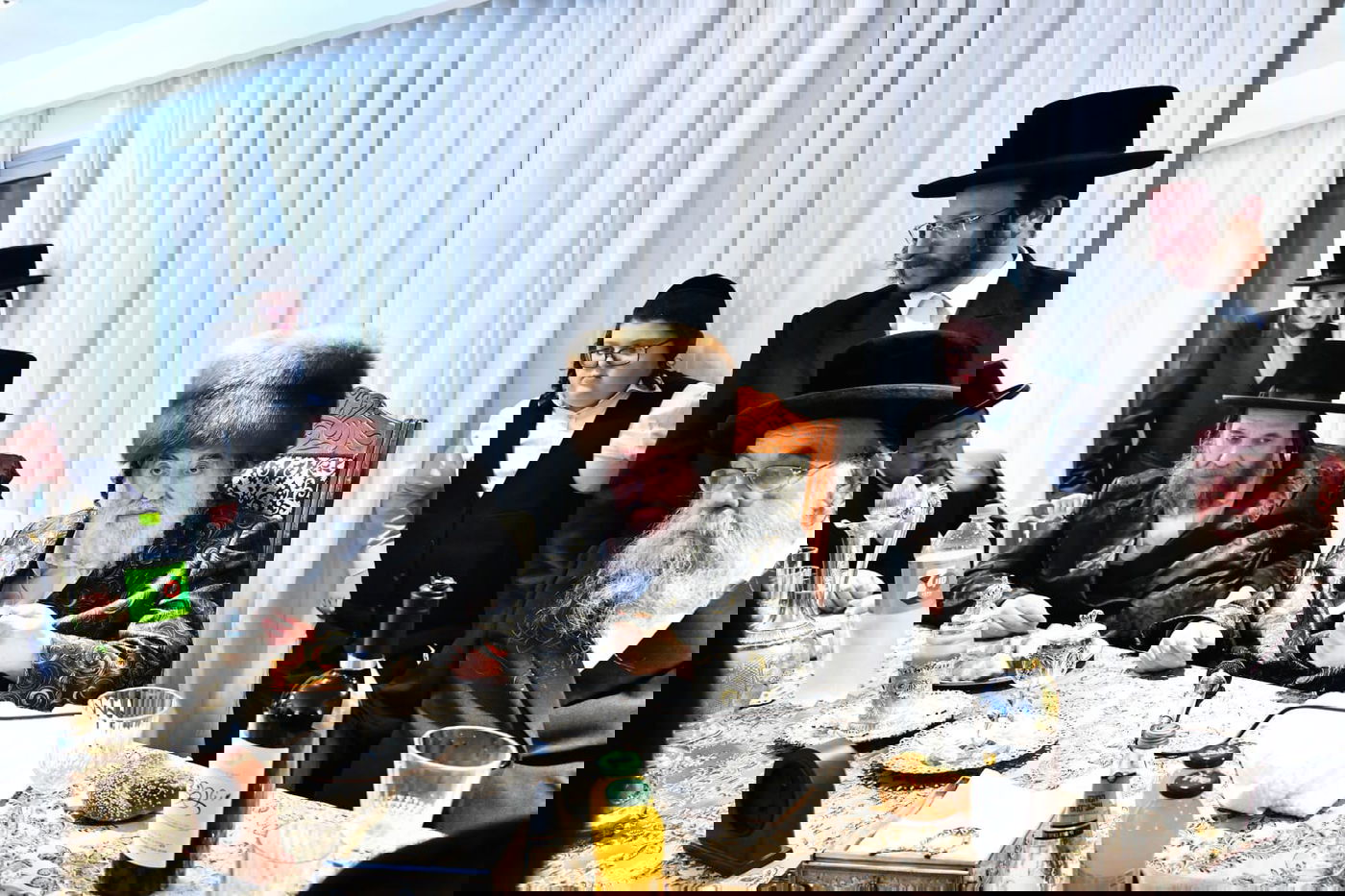 חבוש בקאלפיק: כך ערך האדמו"ר סעודת ראש חודש בבית הנגיד האלעדי