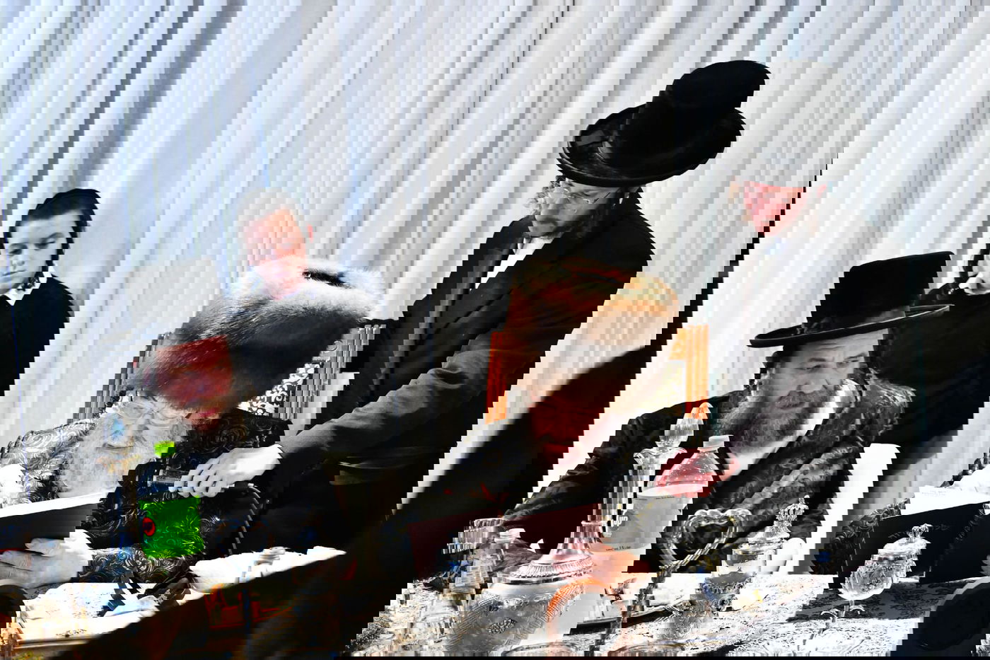 חבוש בקאלפיק: כך ערך האדמו"ר סעודת ראש חודש בבית הנגיד האלעדי