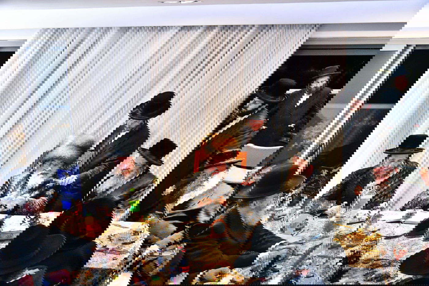 חבוש בקאלפיק: כך ערך האדמו"ר סעודת ראש חודש בבית הנגיד האלעדי