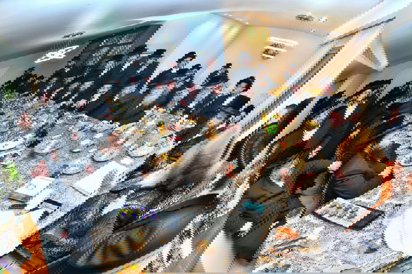 חבוש בקאלפיק: כך ערך האדמו"ר סעודת ראש חודש בבית הנגיד האלעדי