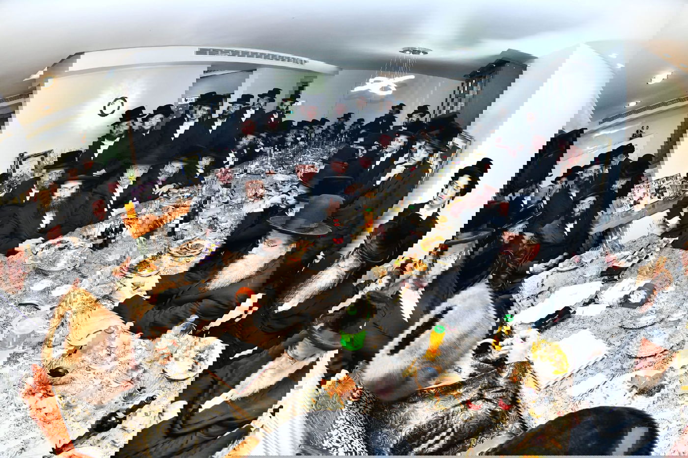 חבוש בקאלפיק: כך ערך האדמו"ר סעודת ראש חודש בבית הנגיד האלעדי