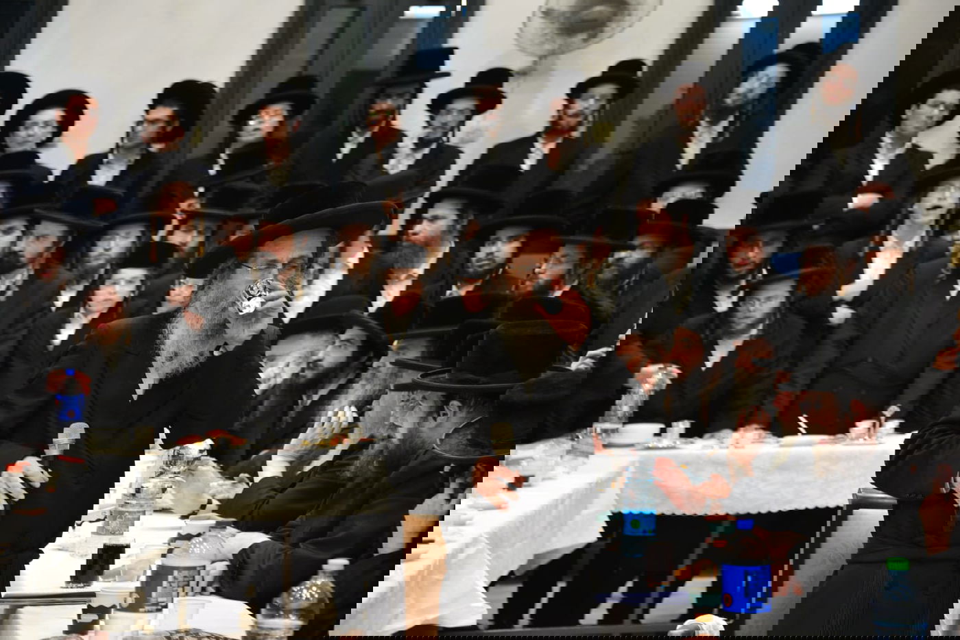 עם גביע משקה בידו: כך רומם המשפיע את קהל החסידים