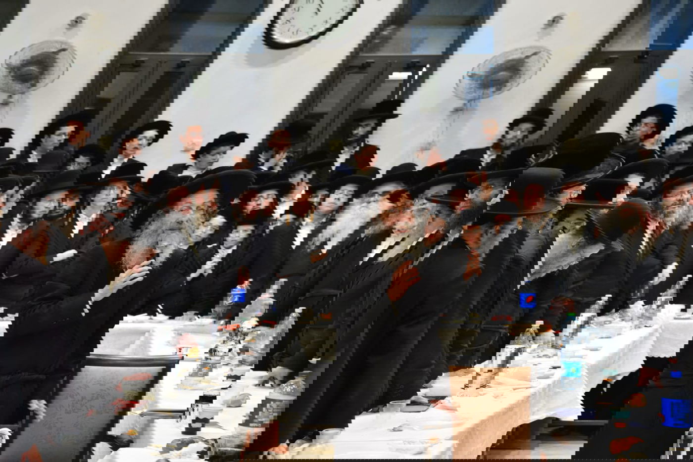 עם גביע משקה בידו: כך רומם המשפיע את קהל החסידים