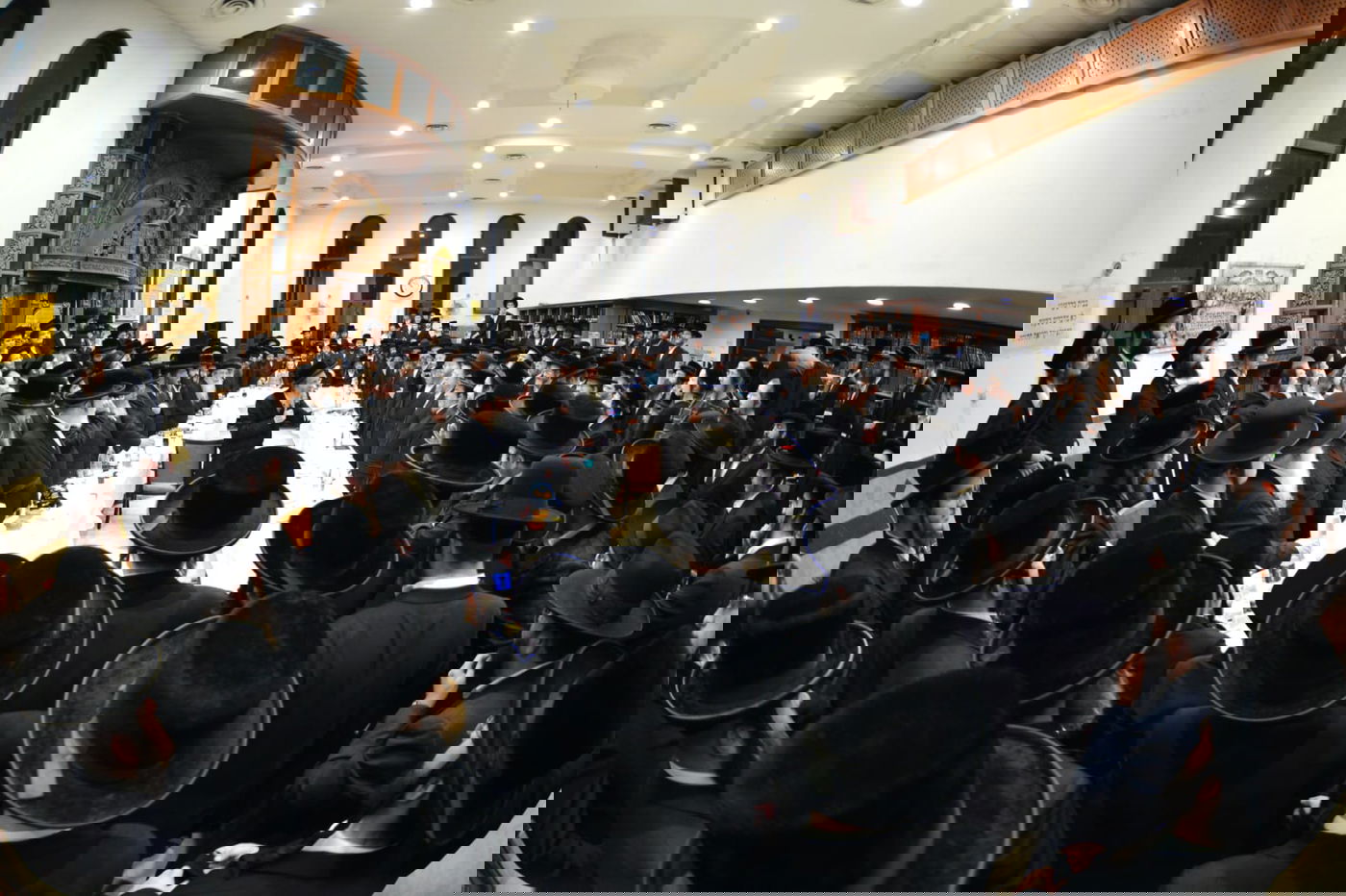 עם גביע משקה בידו: כך רומם המשפיע את קהל החסידים