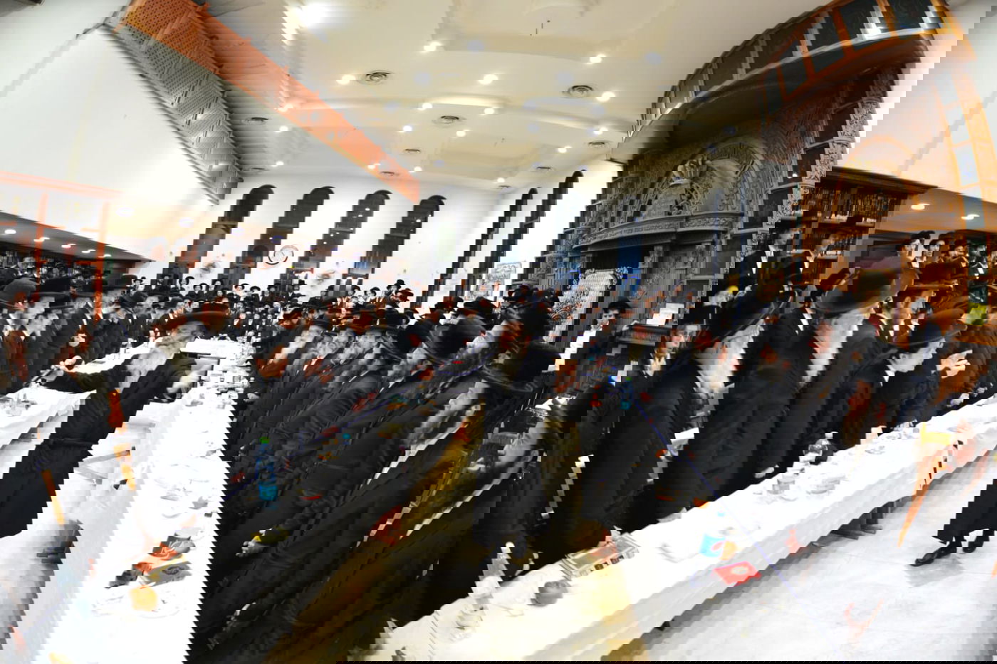 עם גביע משקה בידו: כך רומם המשפיע את קהל החסידים