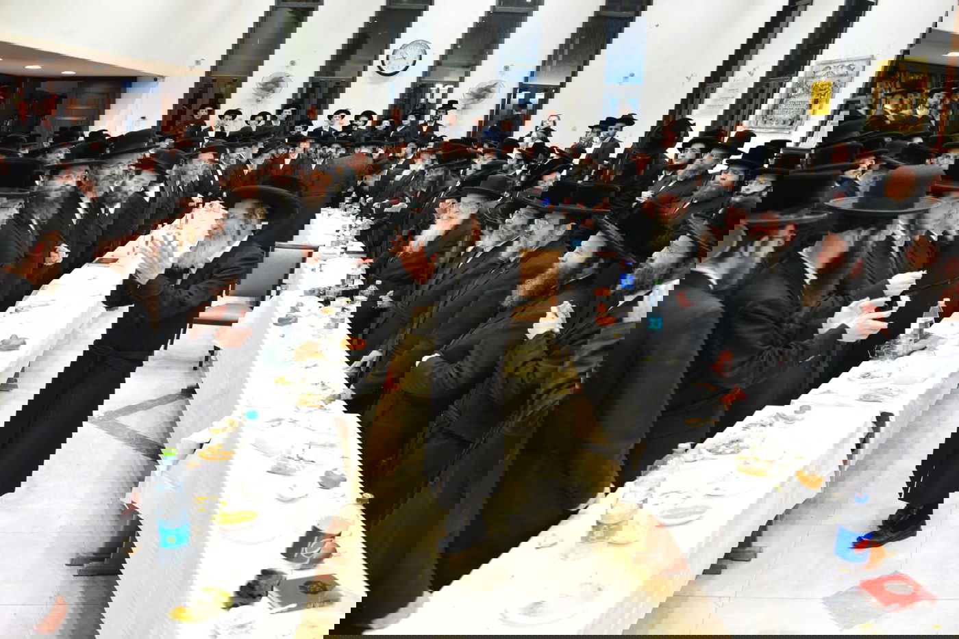 עם גביע משקה בידו: כך רומם המשפיע את קהל החסידים