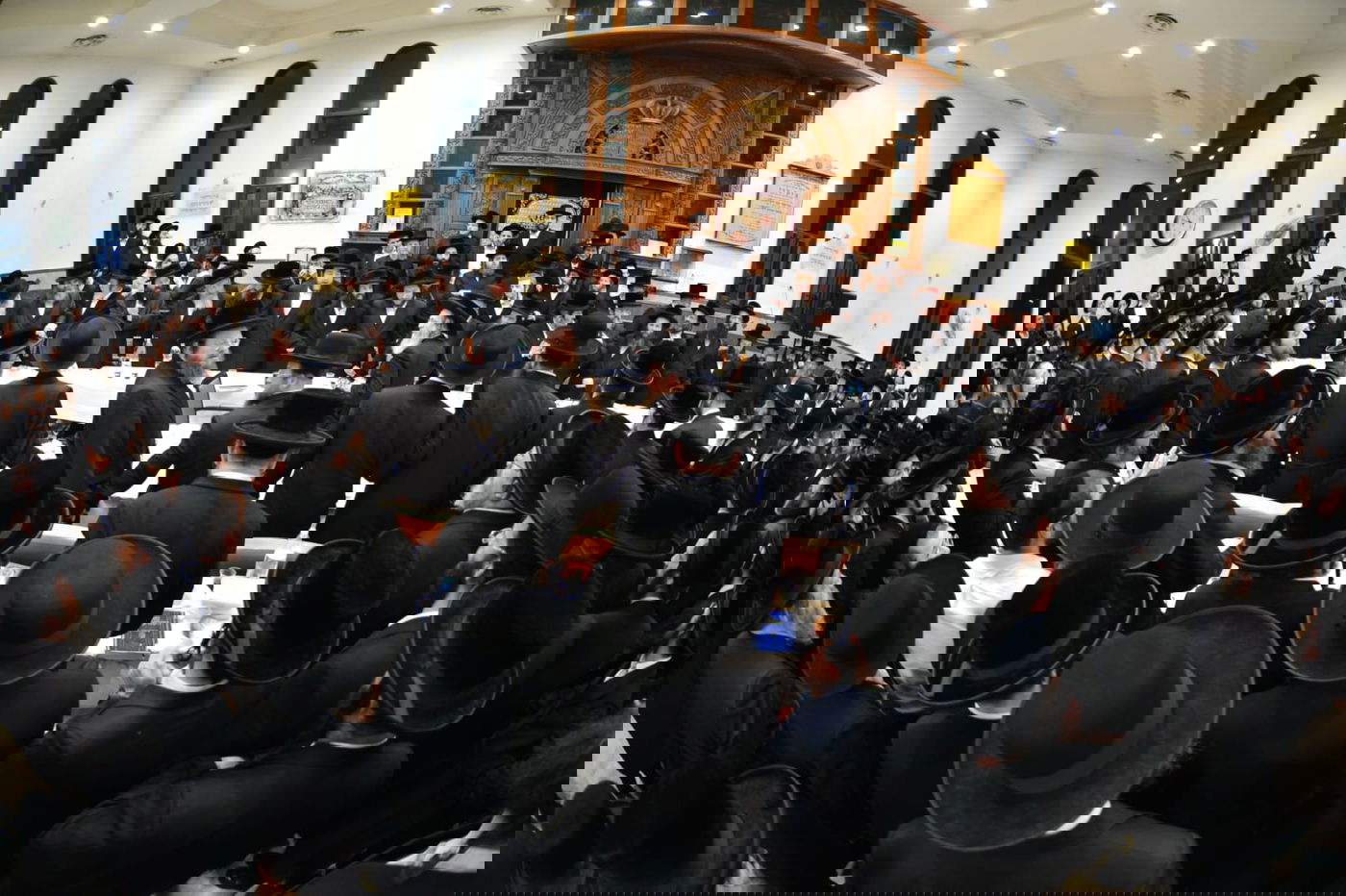 עם גביע משקה בידו: כך רומם המשפיע את קהל החסידים