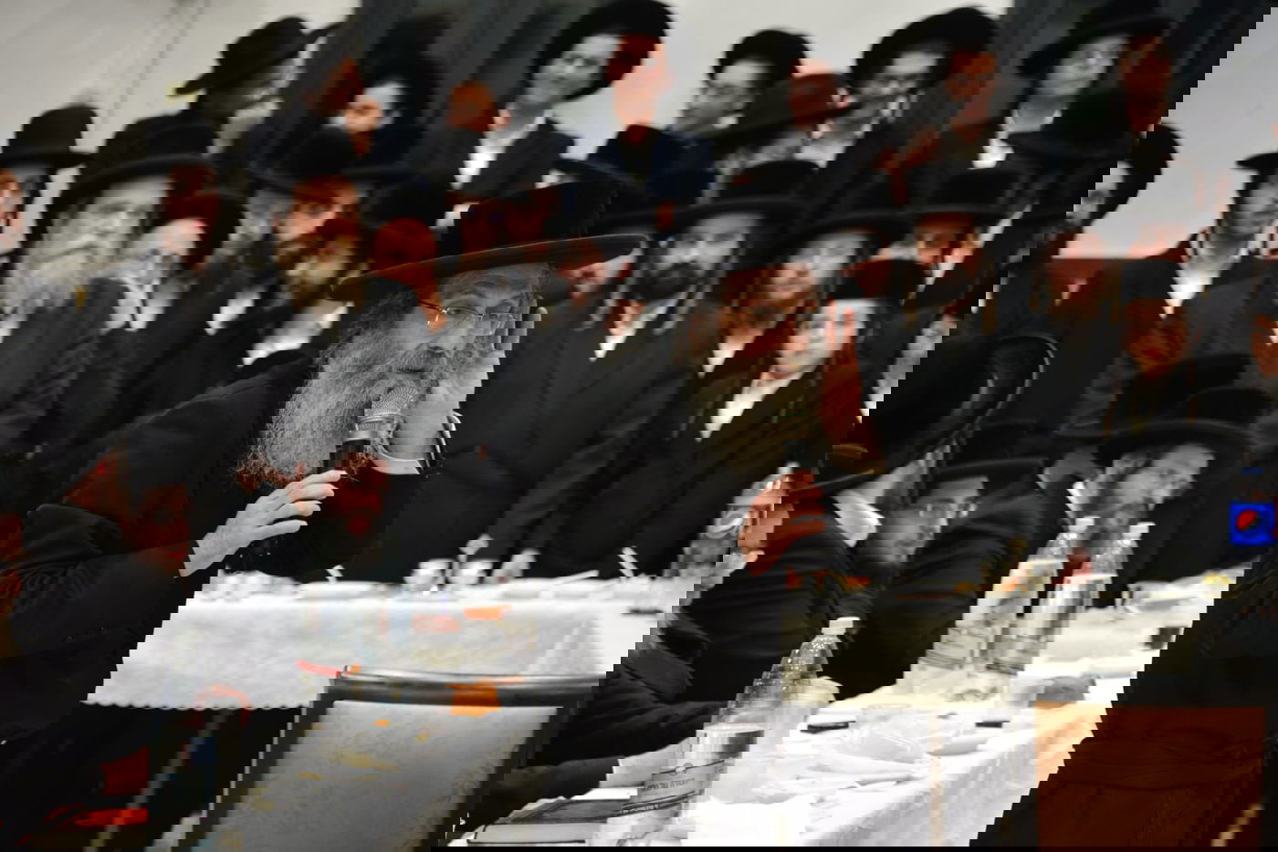 עם גביע משקה בידו: כך רומם המשפיע את קהל החסידים