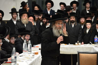 עם גביע משקה בידו: כך רומם המשפיע את קהל החסידים