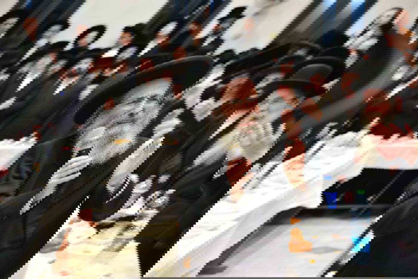 עם גביע משקה בידו: כך רומם המשפיע את קהל החסידים